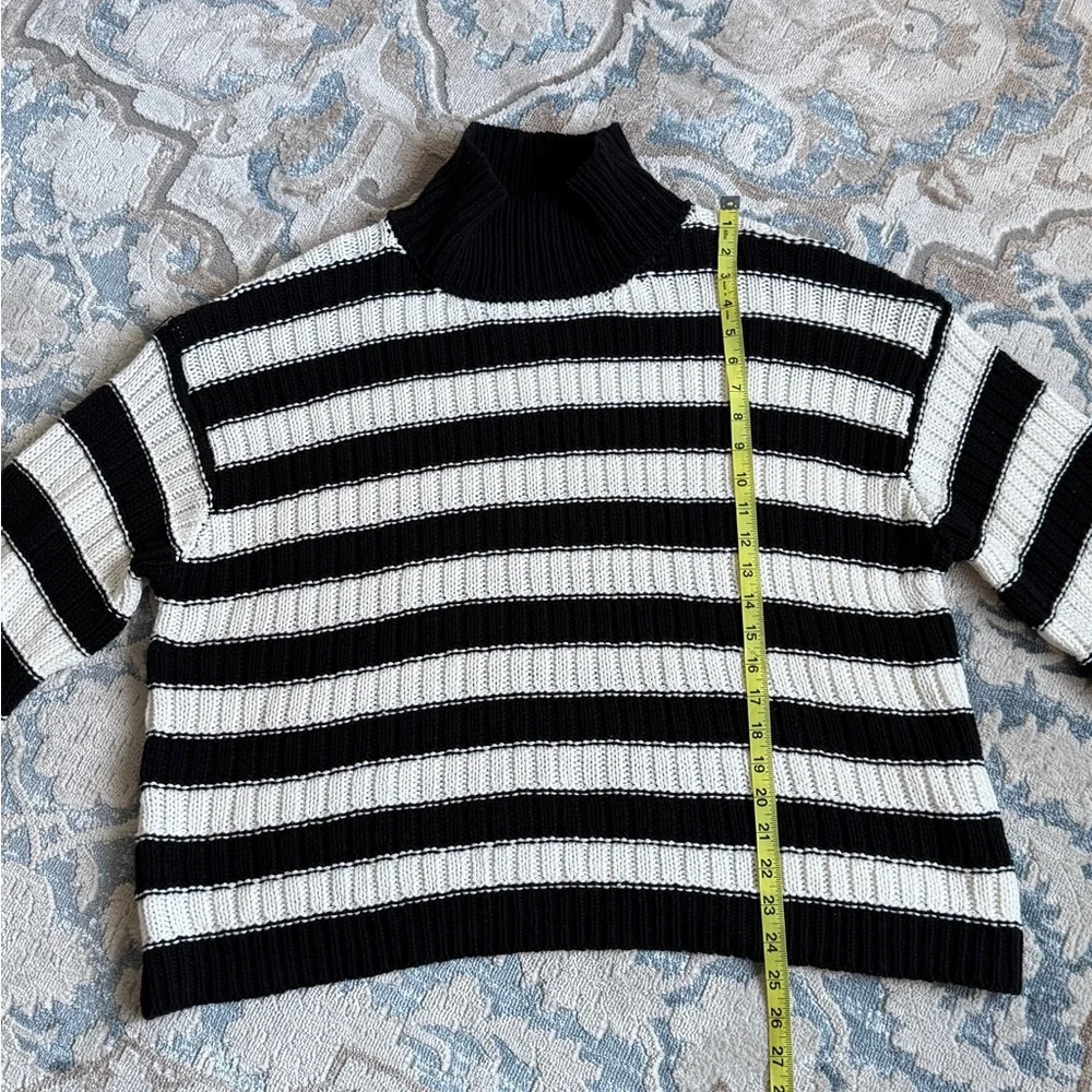 Cool and classy Vince Camuto black and White knit chunky, cropped sweater XL